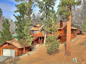 Gorgeous Cabin Home with Perfect Sledding Hill - This picturesque Big Bear property has everything you will need to enjoy a perfect Mountain vacation! 3 Bedrooms, 2 Bath, Sleeps 7