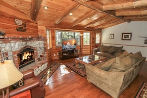 Great Room with Fireplace and Entertainment Center - Enjoy a quiet evening or entertain guests in this ideal relaxation spot. A roaring fire on a cool Big Bear evening is the perfect way to enjoy this room.