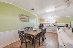interior - Dining table seats 6