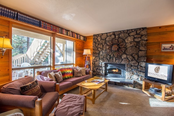 Living Room w/Gas Fireplace