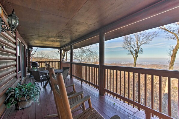 Gatlinburg Vacation Rental | 4BR | 4BA | 2,460 Sq Ft | Stairs Required