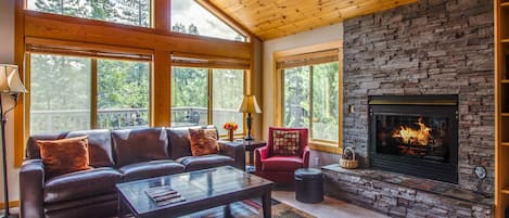 Living Room w/Gas Fireplace