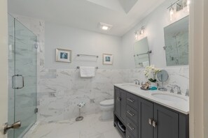 2386 Lighthouse Tennis - Private Master Bathroom