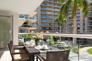 An alfresco setting where every meal feels like a special occasion HKH-247
