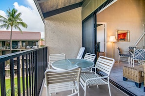 Plenty of seating on the lanai; four chairs, table and chaise lounge