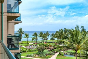 Wake up to breathtaking views of the Pacific Ocean and lush resort gardens from your private lanai in Kaanapali, Maui HKH-442