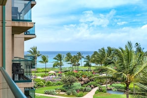 Wake up to breathtaking views of the Pacific Ocean and lush resort gardens from your private lanai in Kaanapali, Maui HKH-442