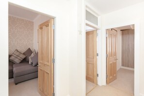 Newly fitted solid oak doors !