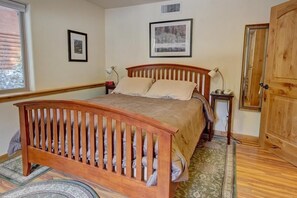 Queen bed in the bedroom