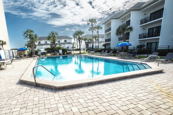 RELAX POOLSIDE