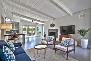 K0504 - 04 - FRONT ROOM.jpg