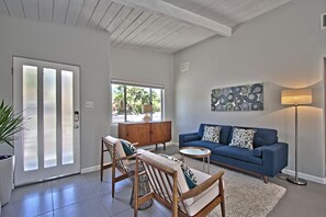 K0504 - 03 - LIVING ROOM.jpg
