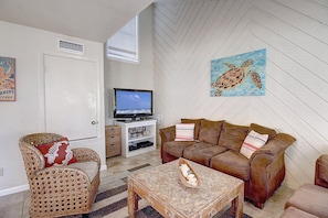 Living Area - Relax here at this Beach Beauty 9LC!