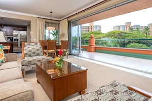 LARGE open layout - showing floor to ceiling glass Nano doors HKK-234