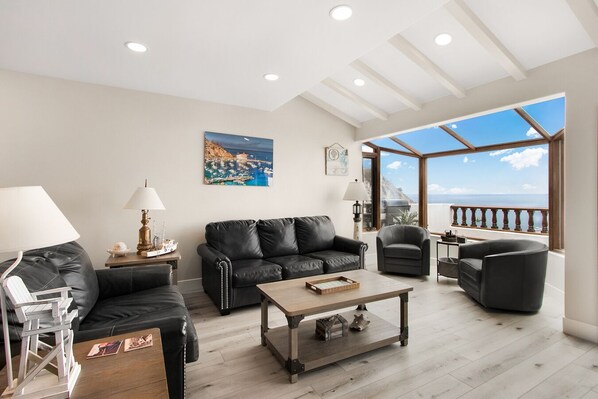 H167 - Living Room
