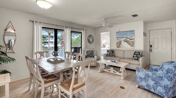 Beachwood Villas 10H Living Area