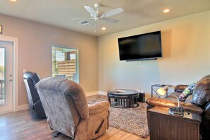 Living room - Enjoy watching the latest game with your family!