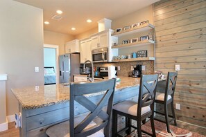 Kitchen - Kitchen island bar equipped with bar seating