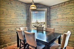 Dining area - Cozy Dining room!