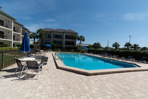 RELAX POOLSIDE IN THE LAGOON STYLE POOL - RELAX POOLSIDE IN THE LAGOON STYLE POOL