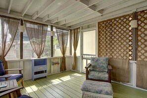 Enclosed back porch - Enclosed back patio room