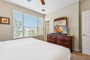 Panoramic Bedroom of the townhouse in Orlando - Stunningly wooden furnished floor -  Amazing and cozy double bed for relaxing - Bedroom with glass doors that leads to the outdoor patio - Majestic table lamps and a roof lamp to increase the lighting
