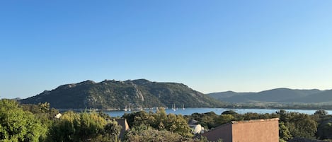 Vue de la baie de Santa Giulia prise de la terrasse de la chambre