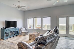 Indoor - Family Room With Beautiful View