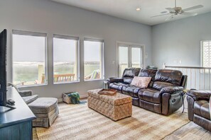 Indoor - Family Room With Beautiful View