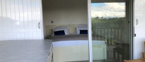 Photo de la chambre et de sa terrasse avec spa