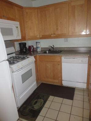 Kitchen - Kitchen with gas range/oven.