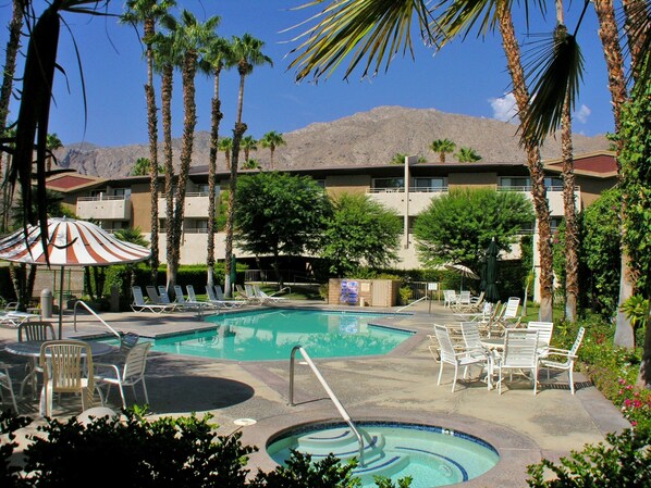 Oranj Palm Vacation Rental Condos - Downtown Palm Springs - The Biarritz 01.JPG