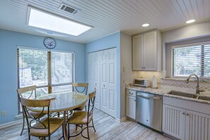 Kitchen & Breakfast Area