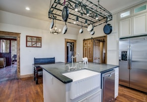 Cook and eat in the Dream Kitchen at our breakfast table or the soapstone bar.