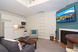 Kitchenette with stove,fridge and microwave. Well equipped