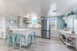 Kitchen - Island breakfast bar for casual dining