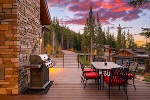 Grill & chill on oudoors