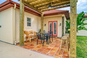 Back patio area - Outdoor furnishings in this back patio area