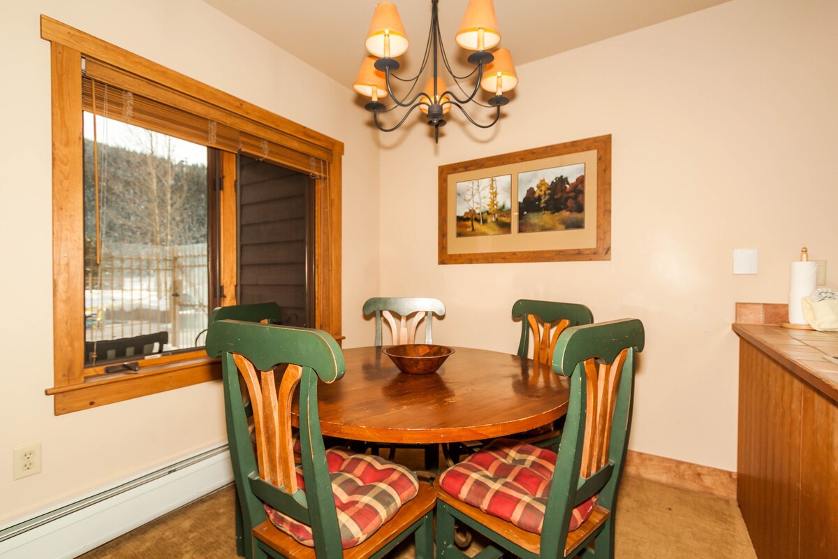 Spacious Condo, Extra Full Bathroom, Walk to Lifts, Slope & Pool Views