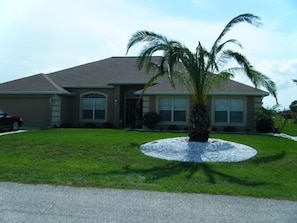 Welcome to the Royal Palm Villa:4 Bdrm,3 full washrooms.heated salt water pool