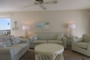 Bright and airy, newly furnished Sand Caper 708
