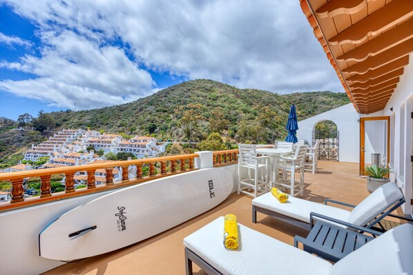 H1784-Balcony Lounge