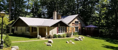 Front View of Boulders  Lodge