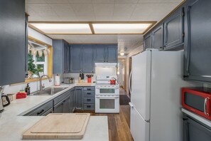 Kitchen does not include a D/W