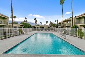 Cozy 1 bed,1 bath condo steps to Pool & Spa + Near golf course. Walk to Grocery,