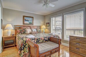 King size bed. - Spacious primary bedroom equipped with a comfortable king-size bed