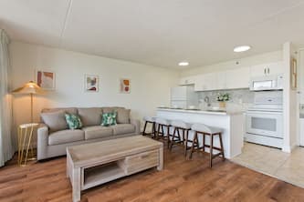 ***NEWLY RENOVATED***1bed Ocean View, Near Beach & Zoo, Free Wifi & Parking!