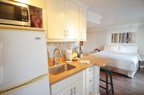 Eating area at the end of counter top