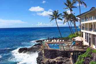 Dramatic Oceanfront One Bedroom with central AC, romantic setting with amazing over ocean lanai