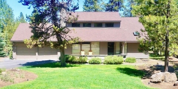 Beautiful large front yard.  Bring your badminton set!